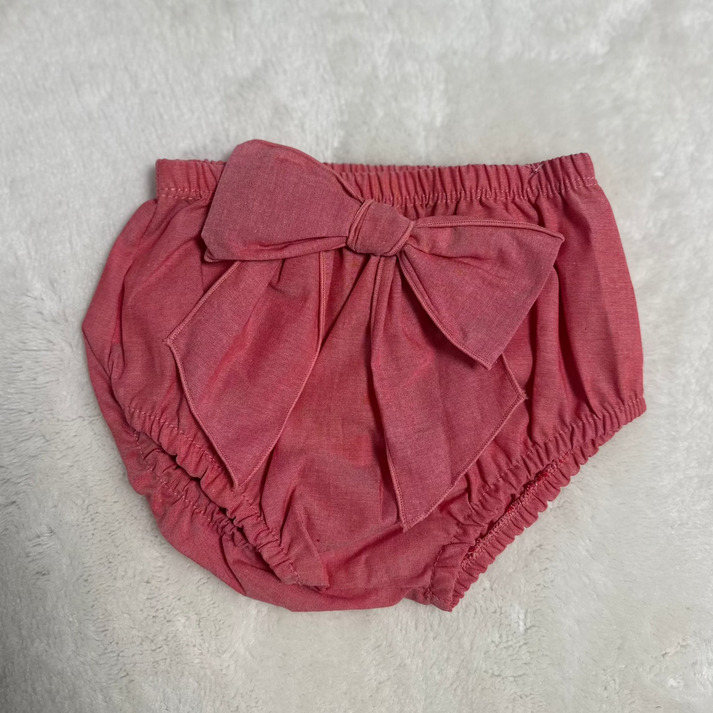Een roze korte baby broek 