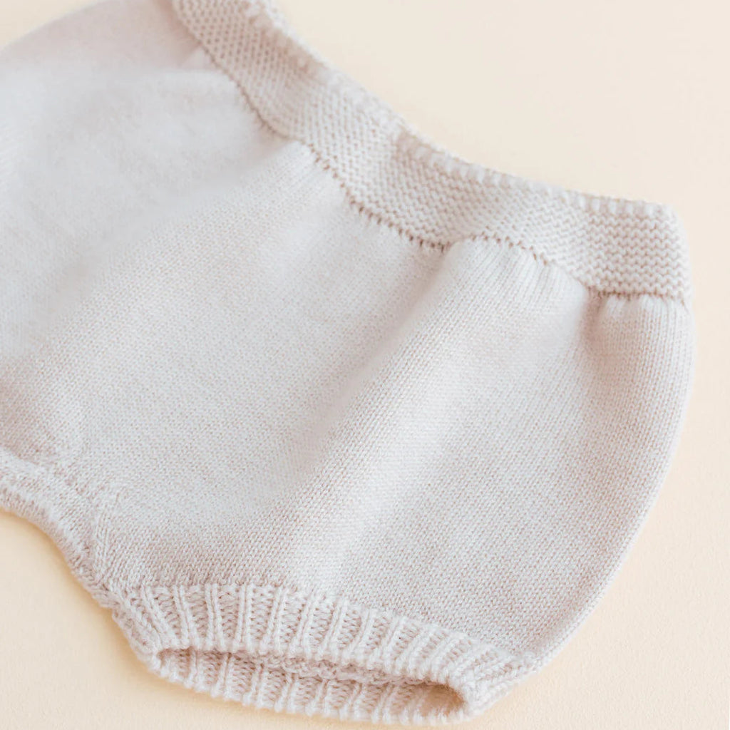 Een licht beige baby broekje