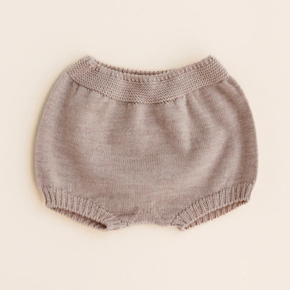 Een beige baby bloomer 