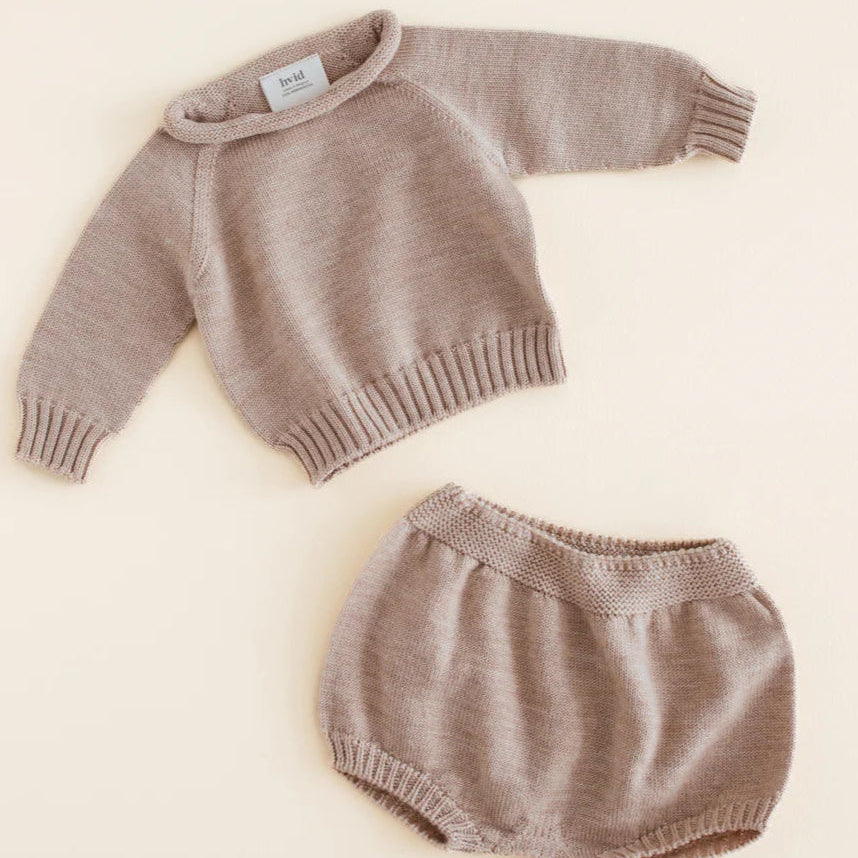 Een biege baby bloomer met beige trui